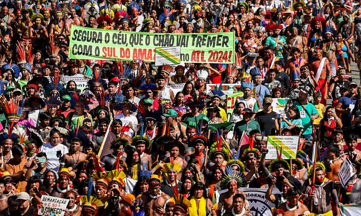 Milhares de indígenas marcham em Brasília cobrando respeito aos seus direitos