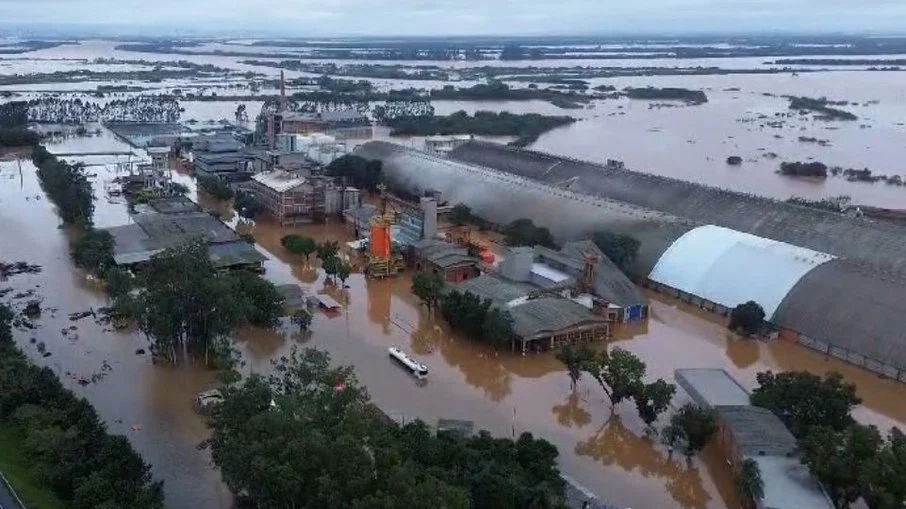 Enchente rompe armazém com 100 mil toneladas de soja em Canoas