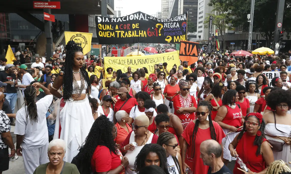 Marcha do Dia da Consciência Negra reúne centenas de pessoas em SP