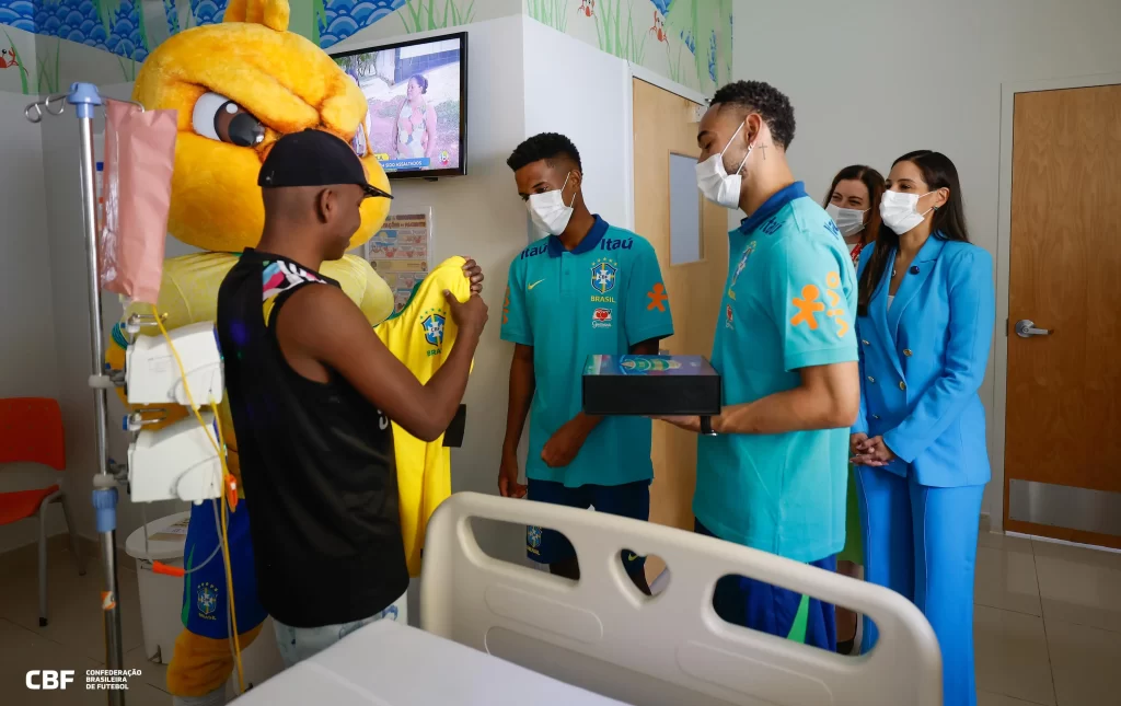 Jogadores da Seleção visitam Hospital da Criança de Brasília antes de jogo contra a Colômbia