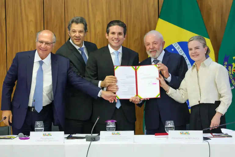 Lula entrega projeto de isenção de IR para quem ganha até R$ 5 mil