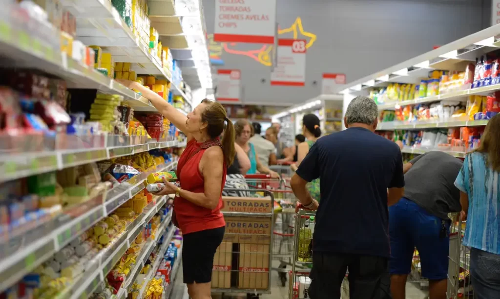 Consumo das famílias mantém-se em alta no mês de abril