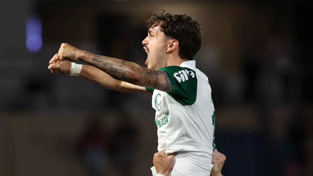 Palmeiras vira sobre o RB Bragantino e segue na liderança do Brasileirão