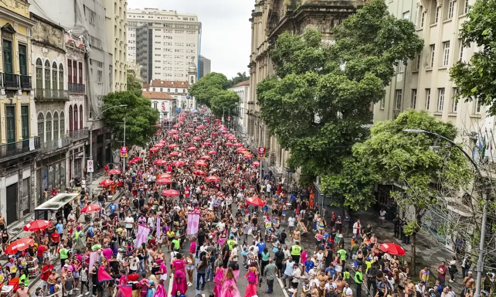 Bloco da Lexa atrai foliões para o circuito Preta Gil no centro do Rio