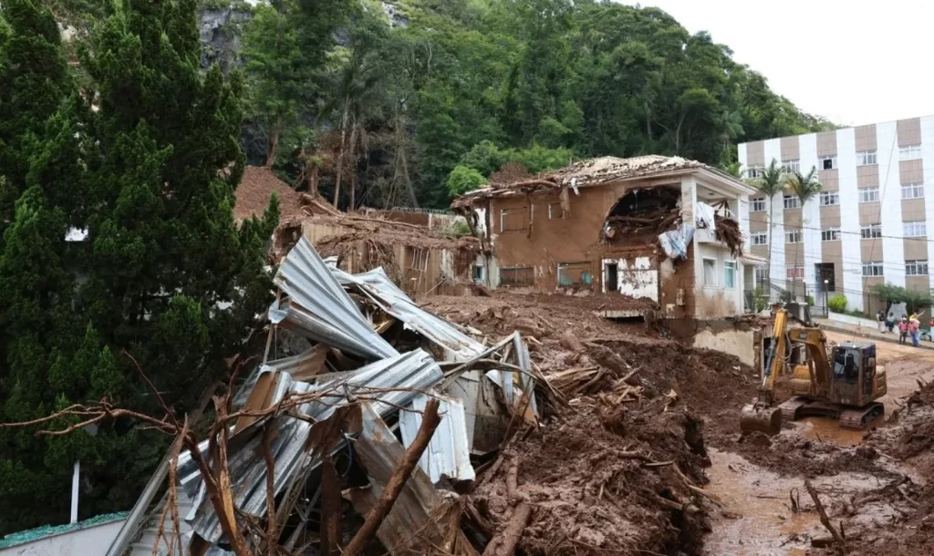 Moradias em áreas de risco de deslizamentos triplicaram em 40 anos