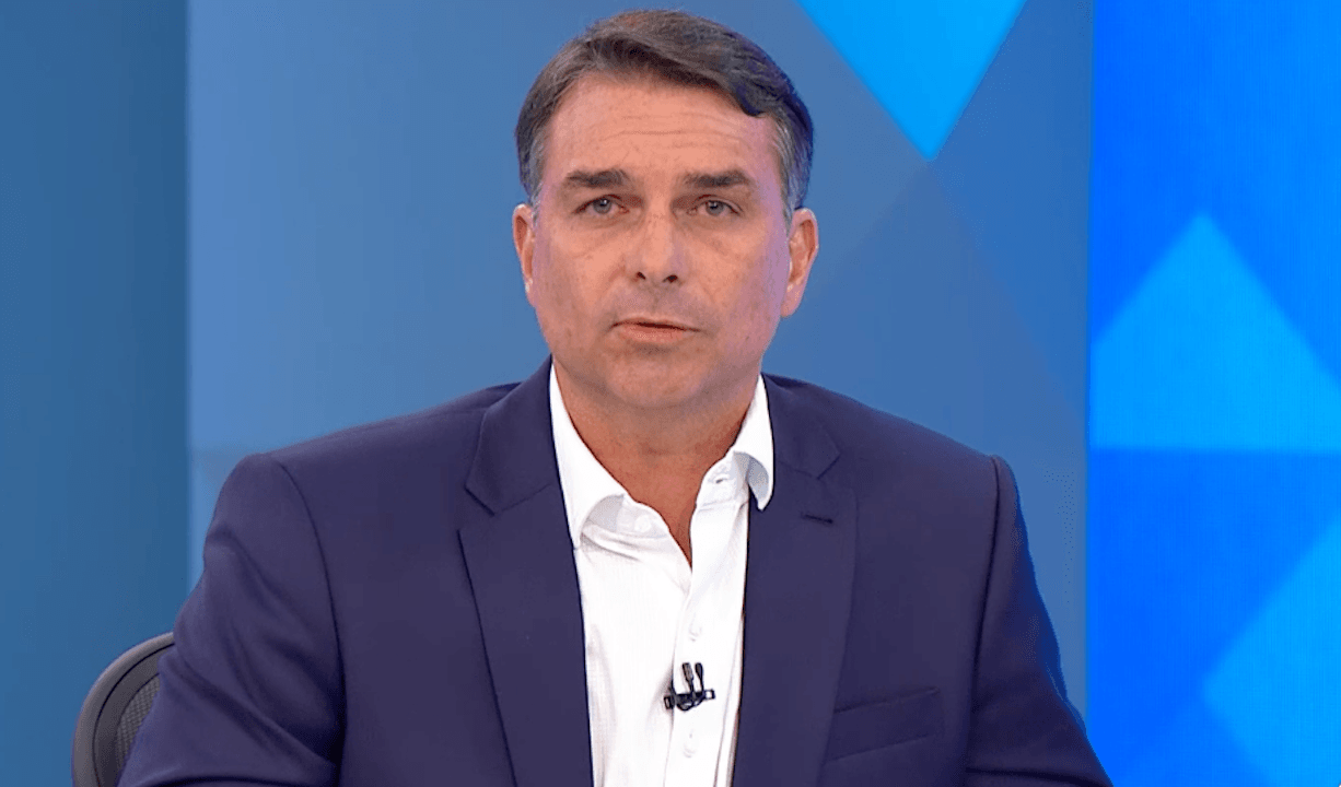  Flávio enfrenta casos do pai e evita detalhar propostas