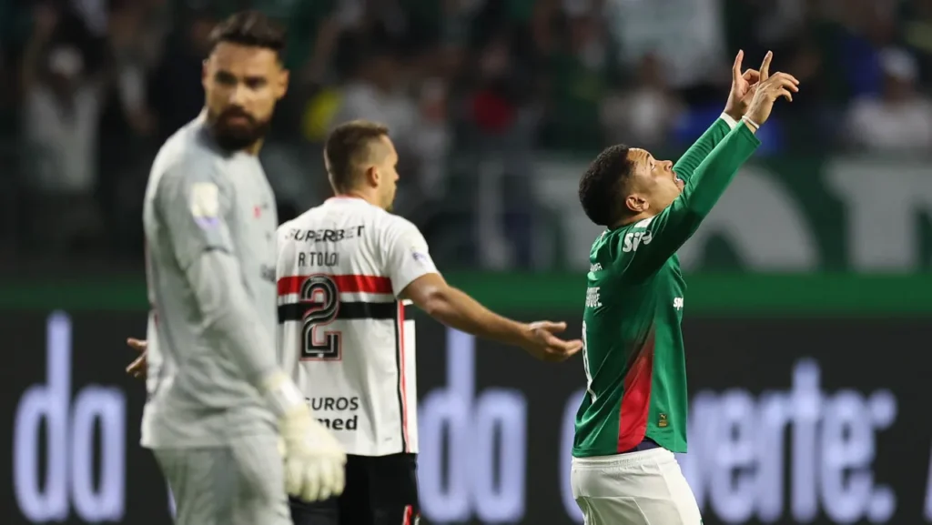 Palmeiras vence o São Paulo, dorme na liderança e seca o Flamengo